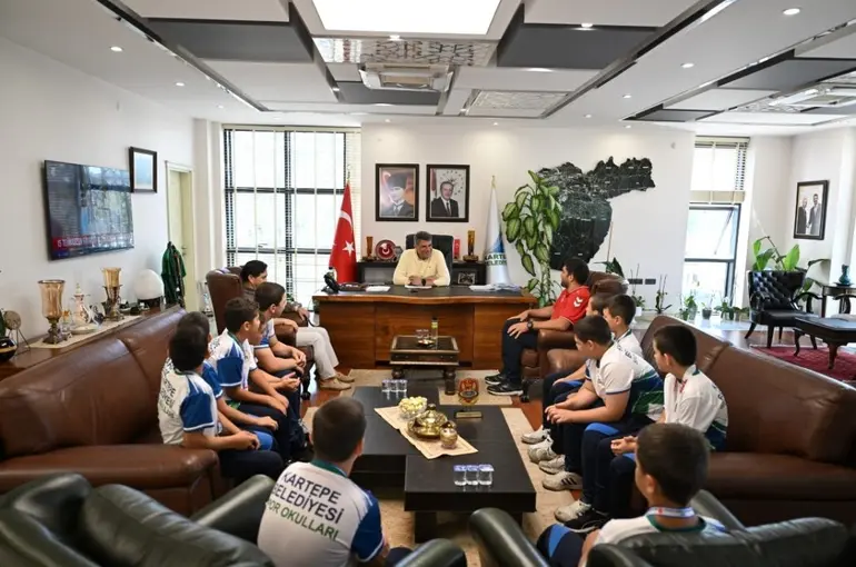 Başkan Kocaman, şampiyon güreşçilerle buluştu
