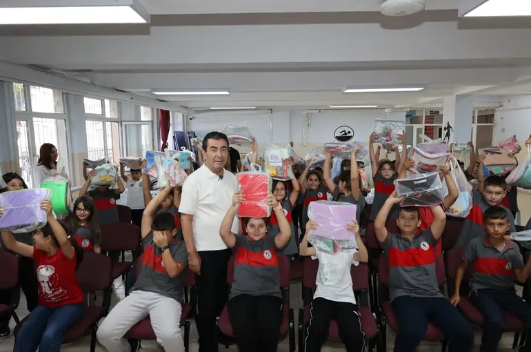 Başkan Metin’den öğrencilere kırtasiye desteği
