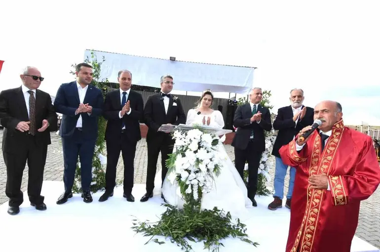 Başkan Özcan, Kızının nikahını kıydı

