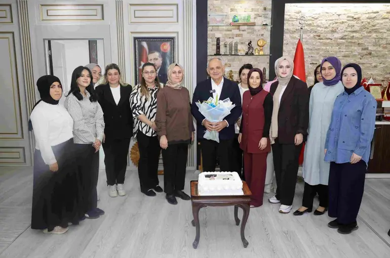 Başkan Öztürk’e personelden doğum günü sürprizi
