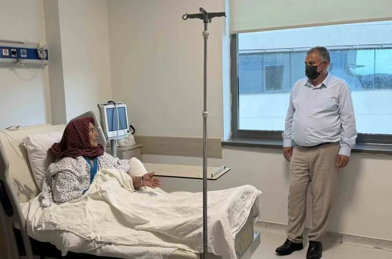 Başkan Pütün, Yaşayan İnsan Hazinesi Halime Özke’ye hastanede ziyaret etti
