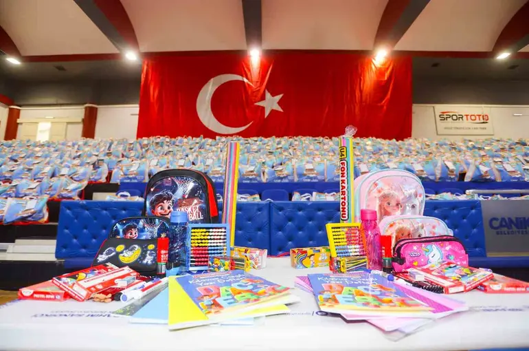 Başkan Sandıkçı: "Birinci sınıfa başlayan tüm öğrencilere çanta ve kırtasiye seti belediyemizden hediye"
