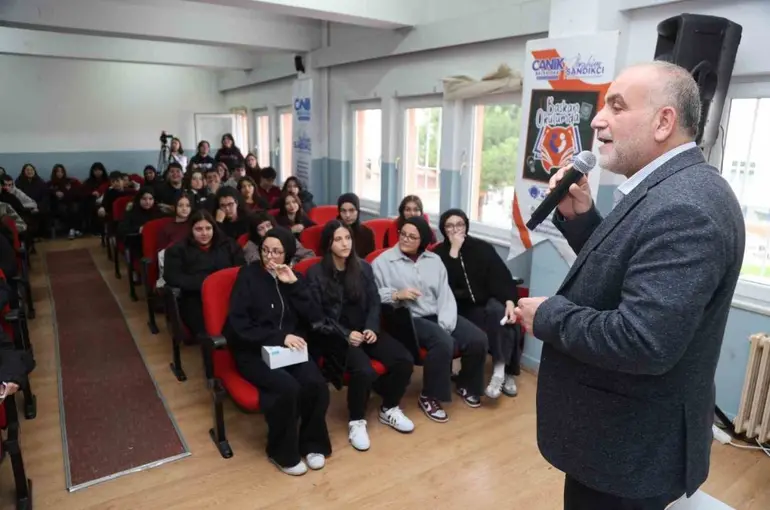 Başkan Sandıkçı: "Gençlerimizin her daim yanındayız"
