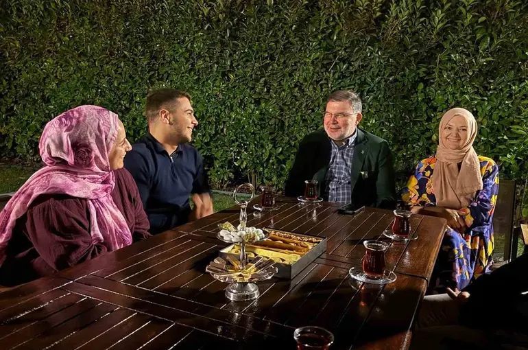 Başkan Saygılı, üniversite öğrencilerini evinde misafir etti
