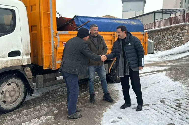 Başkan Taşkın, karla mücadele çalışmalarını sahada inceledi

