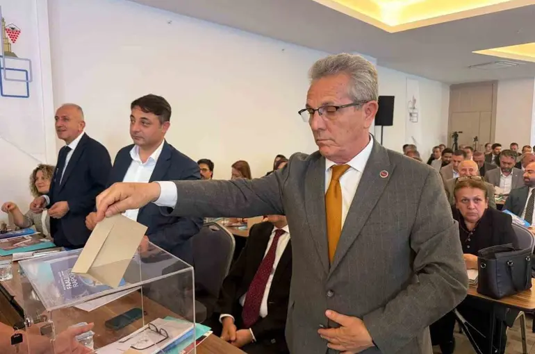 Başkan Tetik Ege Belediyeler Birliği encümen üyeliğine yeniden seçildi

