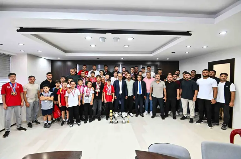 Başkan Uysal, Muratpaşa Belediyespor güreşçileriyle bir araya geldi

