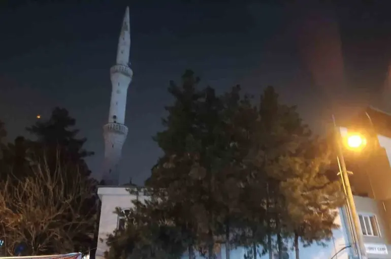 Batman’da cami minaresine yıldırım düştü
