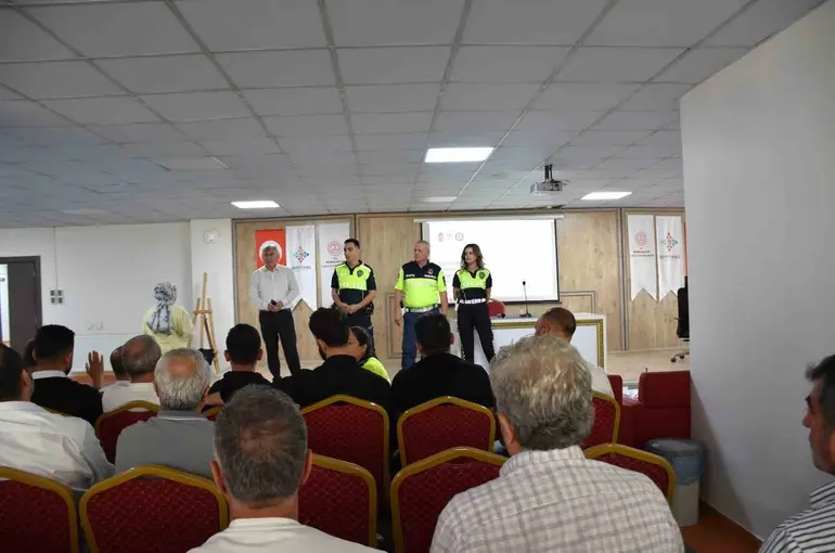 Batman’da öğrenci servis şoförleri ve rehber personele trafik eğitimi verildi
