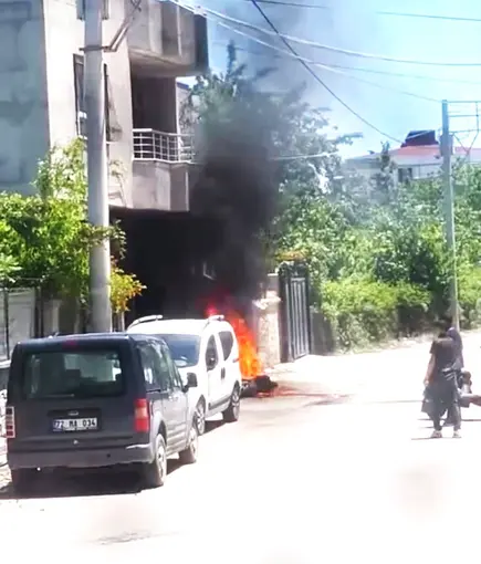 Batman’da park halindeki motosiklet küle döndü
