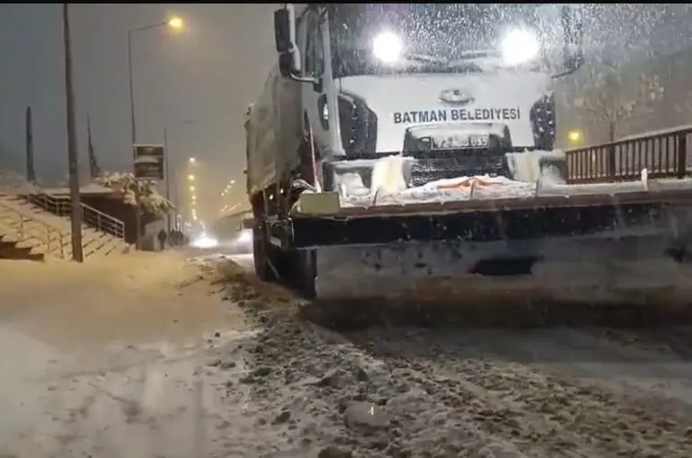 Batman’da yoğun kar yağışı sürücülere zor anlar yaşattı
