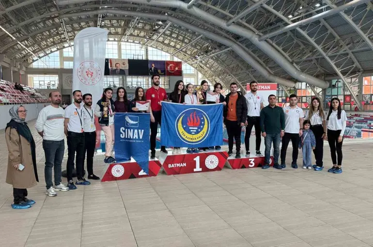 Batman’da yüzme yıldızları sahne aldı
