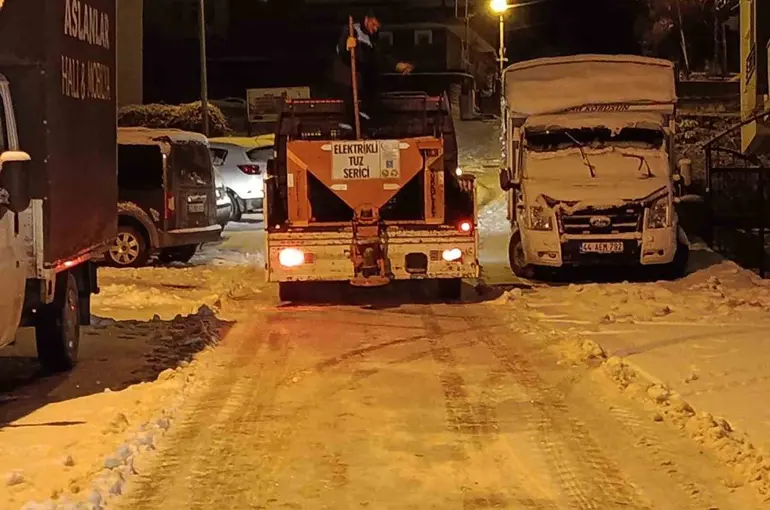 Battalgazi’de gece boyu kar mesaisi
