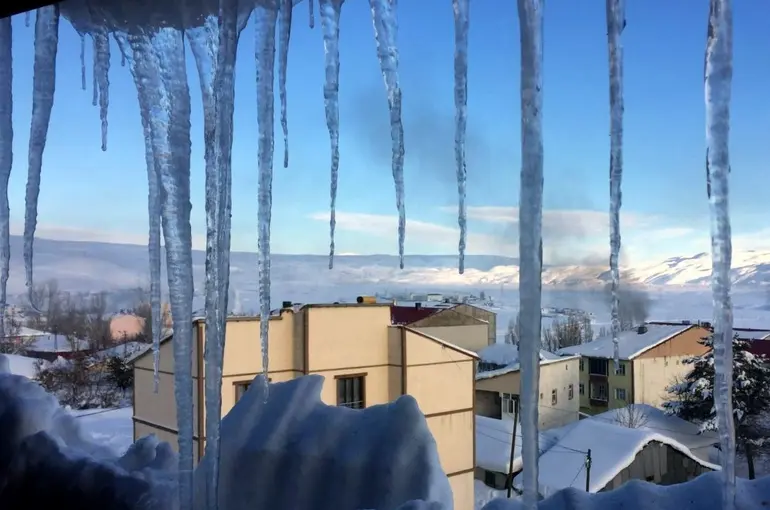 Bayburt buz tuttu; Çatı saçaklarındaki buz sarkıtları ekiplerce temizleniyor
