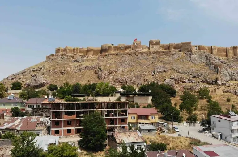 Bayburt Kent Konseyi’nden tarihi Bayburt Kalesi’nin önünde yükselen binaya tepki
