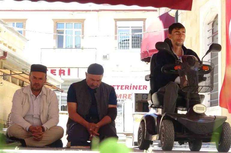 Bayburtlu genç akülü tekerlekli sandalyesiyle cemaatle saf tutuyor: "Allah’ın huzuruna gitmeye hiçbir engel yoktur"

