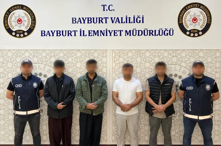 Bayburt’ta 2 düzensiz göçmen ile 2 şüpheli yakalandı
