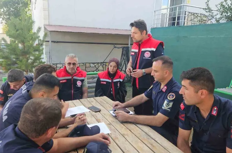 Bayburt’ta jandarma personeline ‘Mera Kanunu’ bilgilendirmesi
