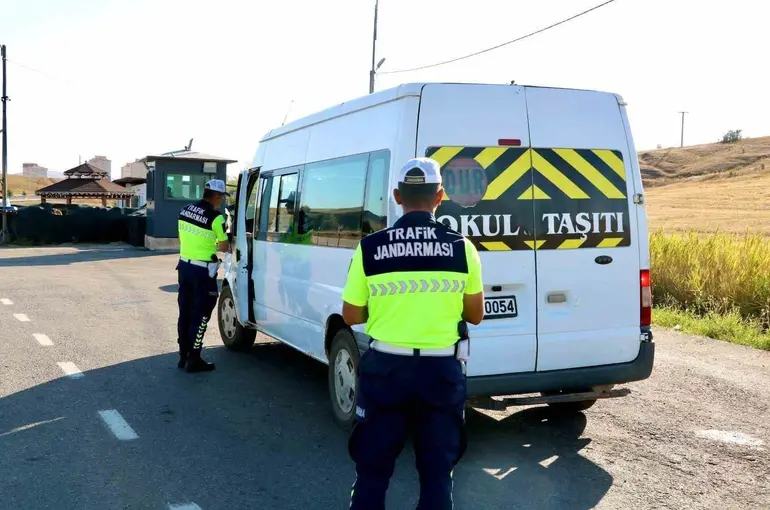 Bayburt’ta okul çevreleri ve servis araçları denetlendi
