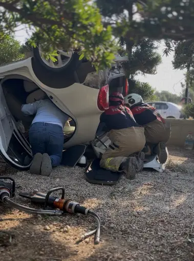 Bayındır’da otomobil seraya devrildi: 3 yaralı
