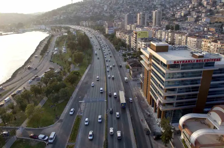 Bayraklı Belediyesinde 20 milyonluk kamu zararı, 4 milyonluk rüşvet ağı
