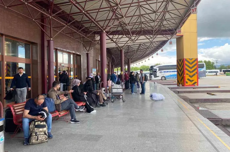 Bayram yolculuğu başladı, bilet fiyatları geçen yılla aynı kaldı
