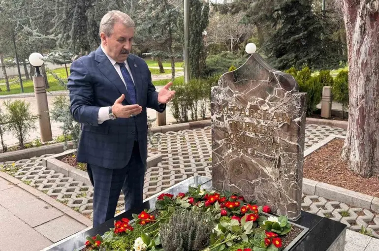 BBP Genel Başkanı Destici: "Merhum Alparslan Türkeş’i vefatının 29’uncu sene-i devriyesinde kabri başında rahmetle yad ediyorum"
