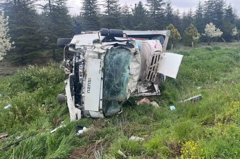 Bebek bezi yüklü kamyon devrildi: 2 yaralı
