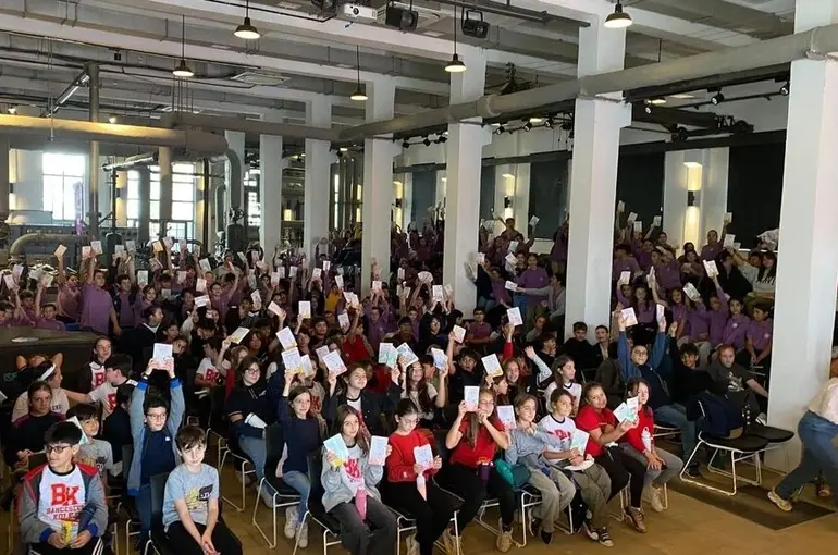 Behiç Ak, Sinoplu minik okurlarla buluştu
