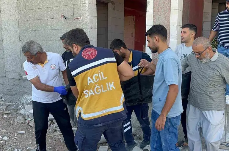 Bekçi inşaat içerisinde ölü bulundu
