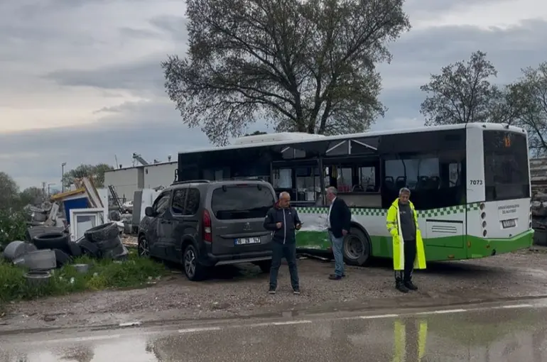 Belediye otobüsü ile nakliye kamyonu çarpıştı: 2 yaralı
