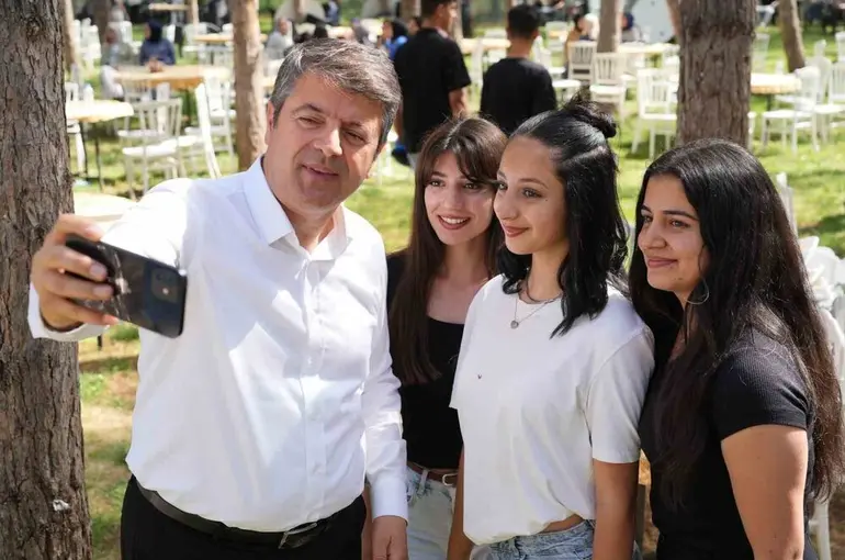 Belediyeden üniversiteyi kazanan öğrencilere eğitim desteği
