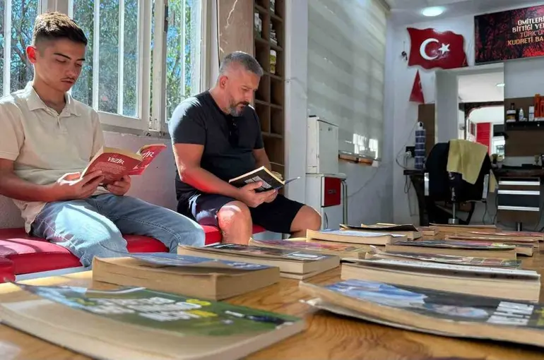 Berber dükkanını kütüphaneye çevirdi: Müşteriler sıra beklerken kitap okuyor

