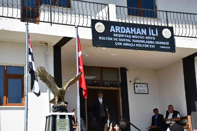Beşiktaş Köyü’nde yapılan kartal heykeli, Serdal Adalı’nın katıldığı törenle açıldı
