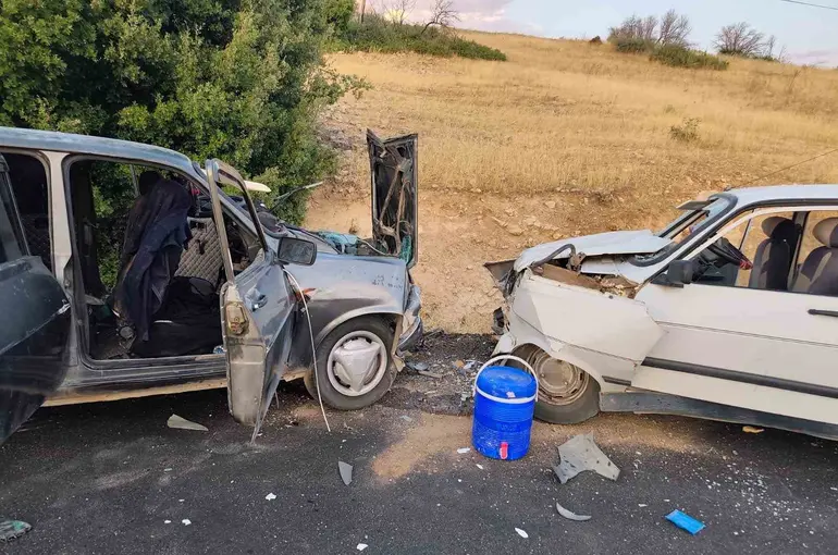 Besni’de iki otomobil çarpıştı: 8 yaralı
