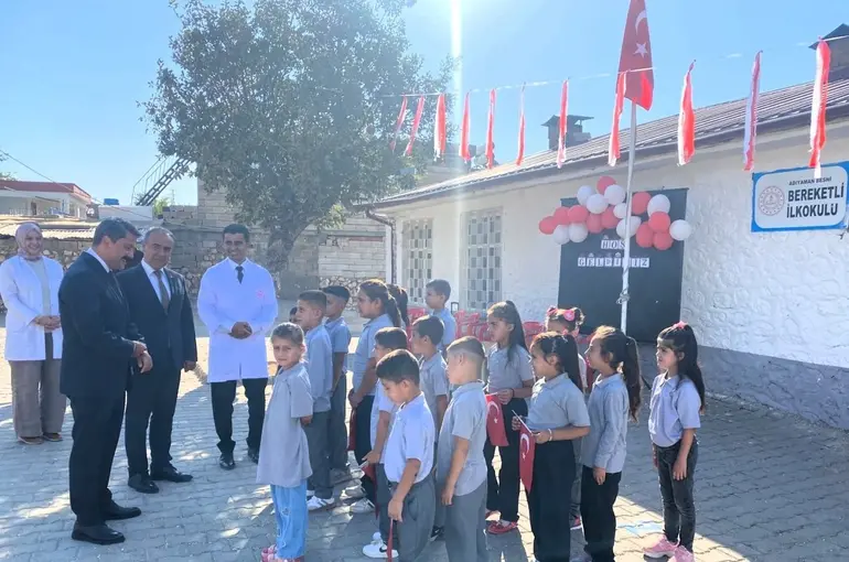 Besni’de öğrenciler ilk ders heyecanını yaşadı
