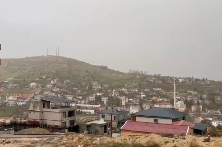 Besni’de toz taşınımı ve sağanak hayatı olumsuz etkiledi
