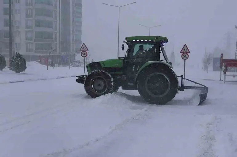 Besni’de yoğun kar yağışı hayatı olumsuz etkiledi
