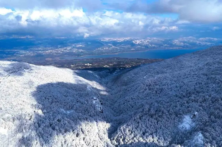 Beyaz, mavi ve yeşil birleşti: Eşsiz manzara mest etti
