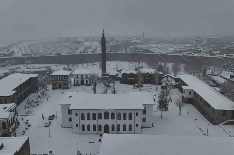 Beyaza bürünen 10 bin yıllık kent dronla görüntülendi

