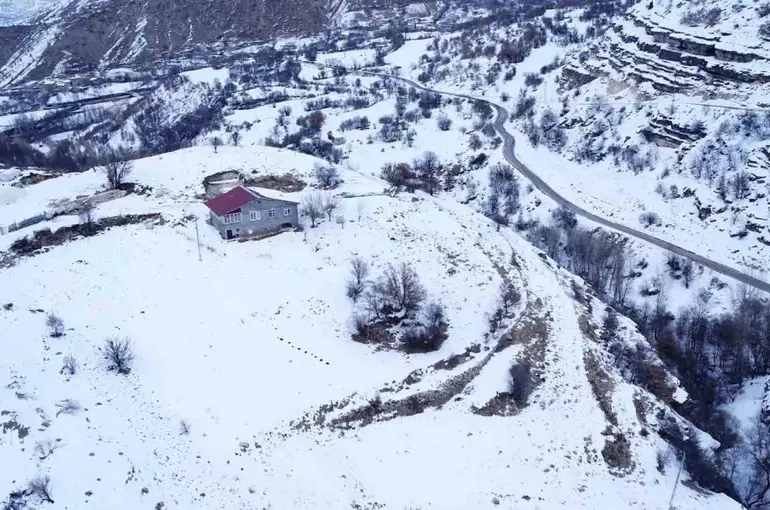 Beyaza bürünen 2 bin rakımdaki mahalleler havadan görüntülendi

