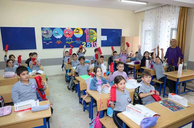 Beykoz Belediyesi’nden 30 bin öğrenciye kalem kutusu seti ve bin 777 öğrenciye nakdi yardım
