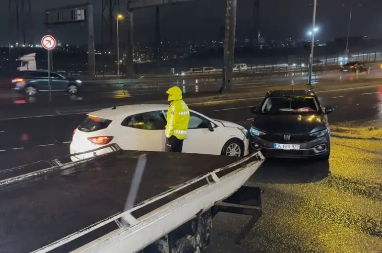 Beylikdüzü E-5’te iki araç çarpıştı: 1 yaralı
