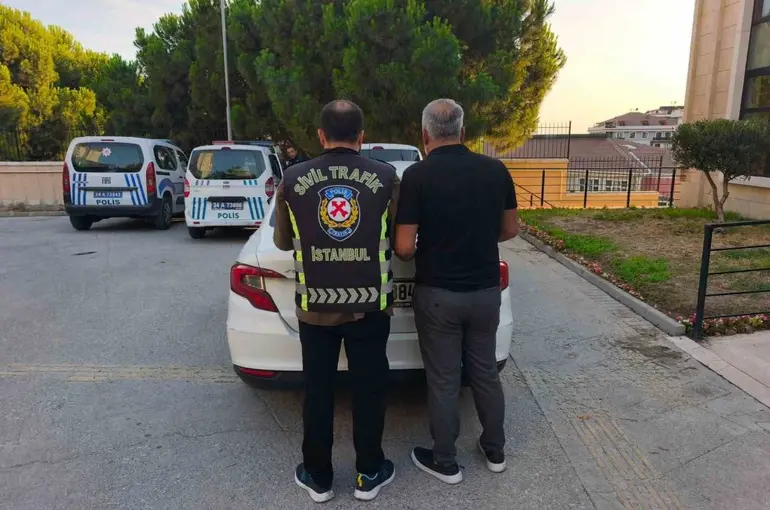 Beylikdüzü’nde taksicinin önünü kesip araç yumruklayan trafik magandasına 182 bin lira ceza
