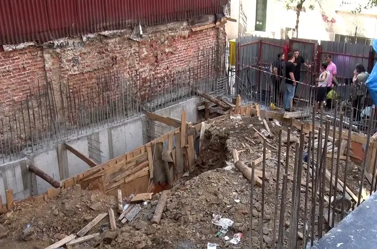 Beyoğlu’nda inşaat alanında göçük: Bir işçi beline kadar toprak altında kaldı
