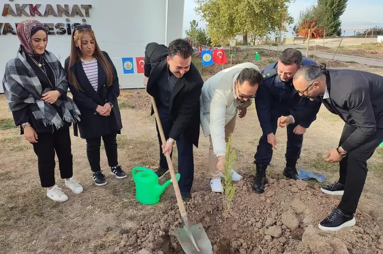 Beyşehir'de fidanlar toprakla buluştu