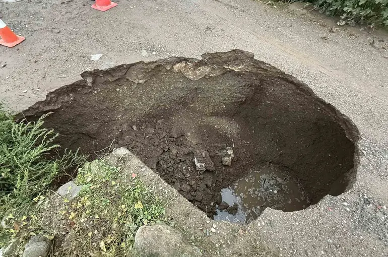 Biga’da sağanak yağışa dayanamayan yol çöktü
