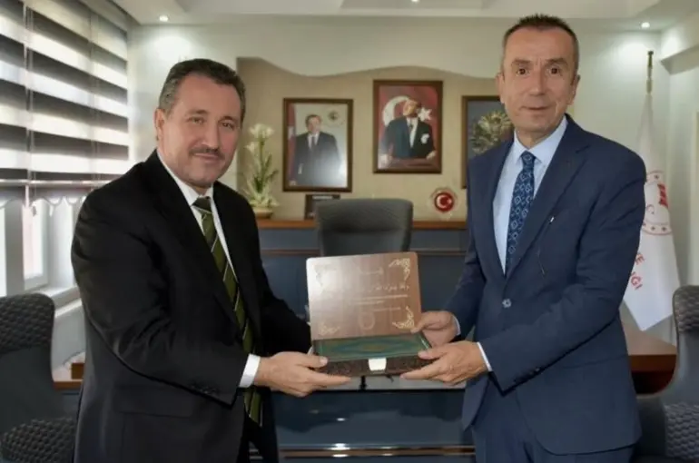 Bilecik İl Müftüsü Dilek’ten Tarım Müdürü Ayvalık’a Kur’an-ı Kerim hediyesi
