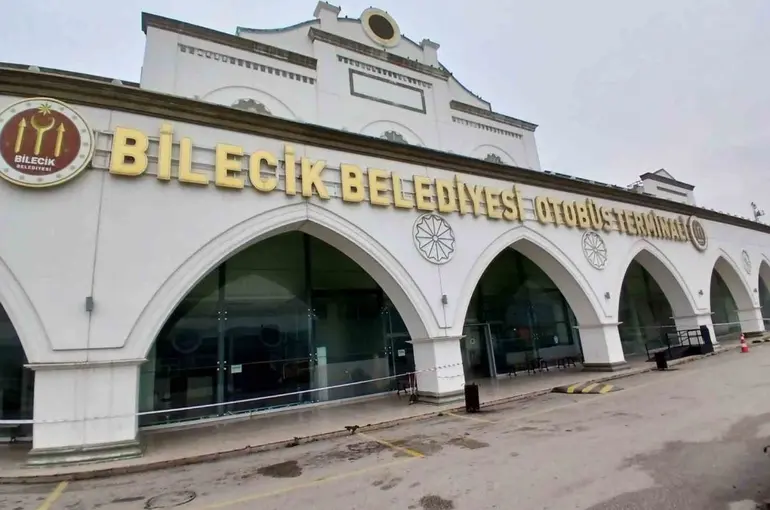 Bilecik Şehirlerarası Otobüs Terminali’nde tavan akıyor, yolcular soğuktan donyor

