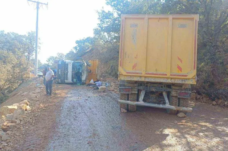 Bilecik’te 2 kamyon kafa kafaya çarpıştı, 2 yaralı
